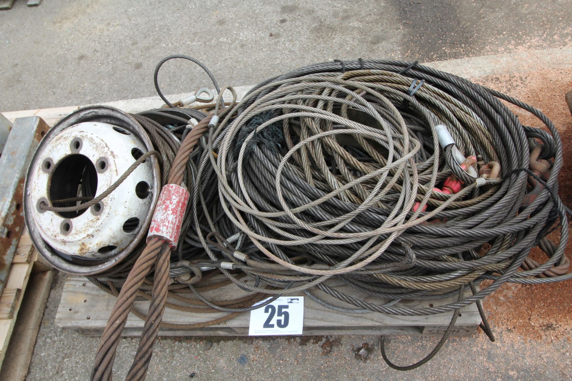 CONTENTS ON PALLET OF MEDIUM & LARGE SIZE STEEL ROPE