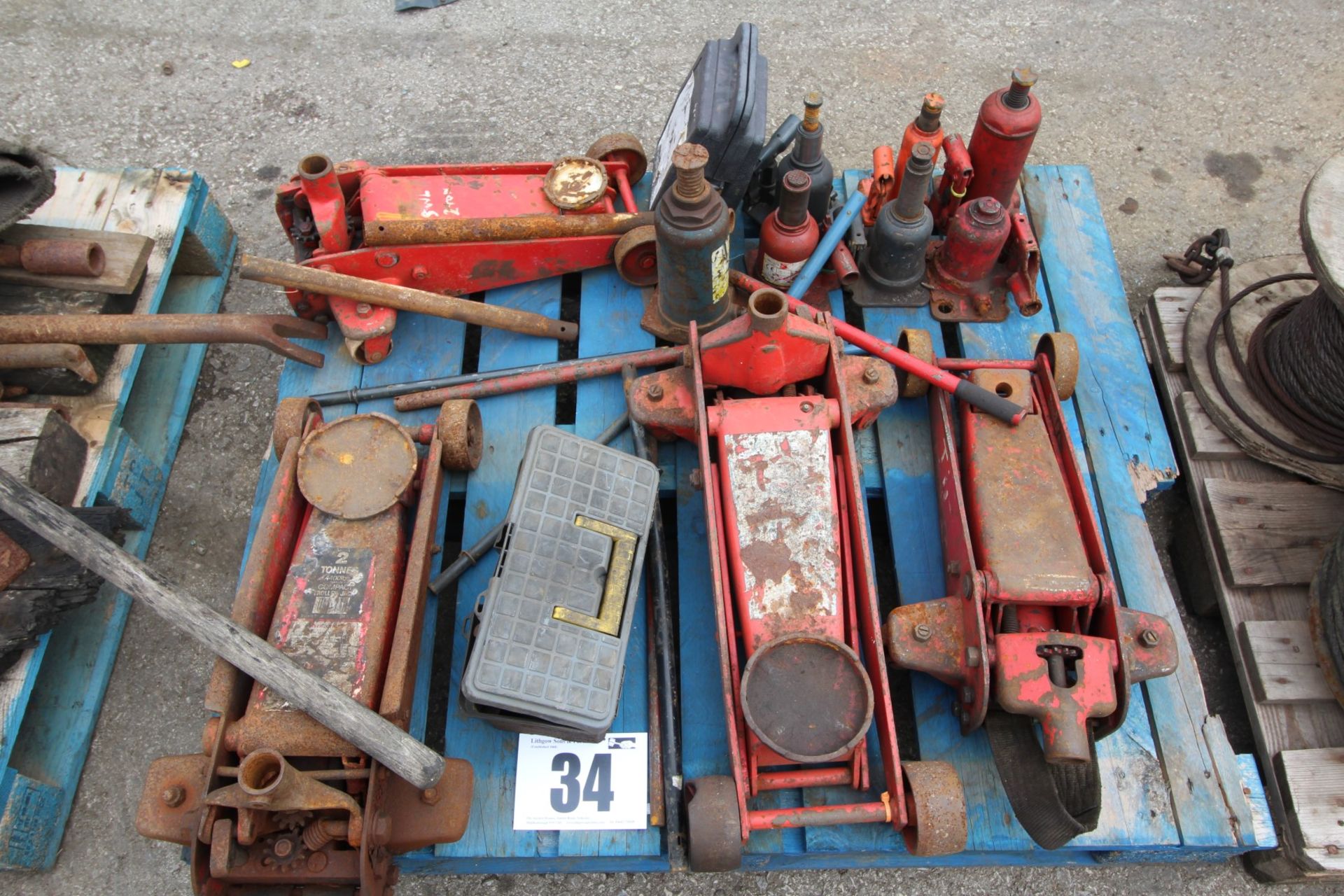 CONTENTS ON PALLET OF 4 TROLLEY JACKS, 7 BOTTLE JACKS, ETC.