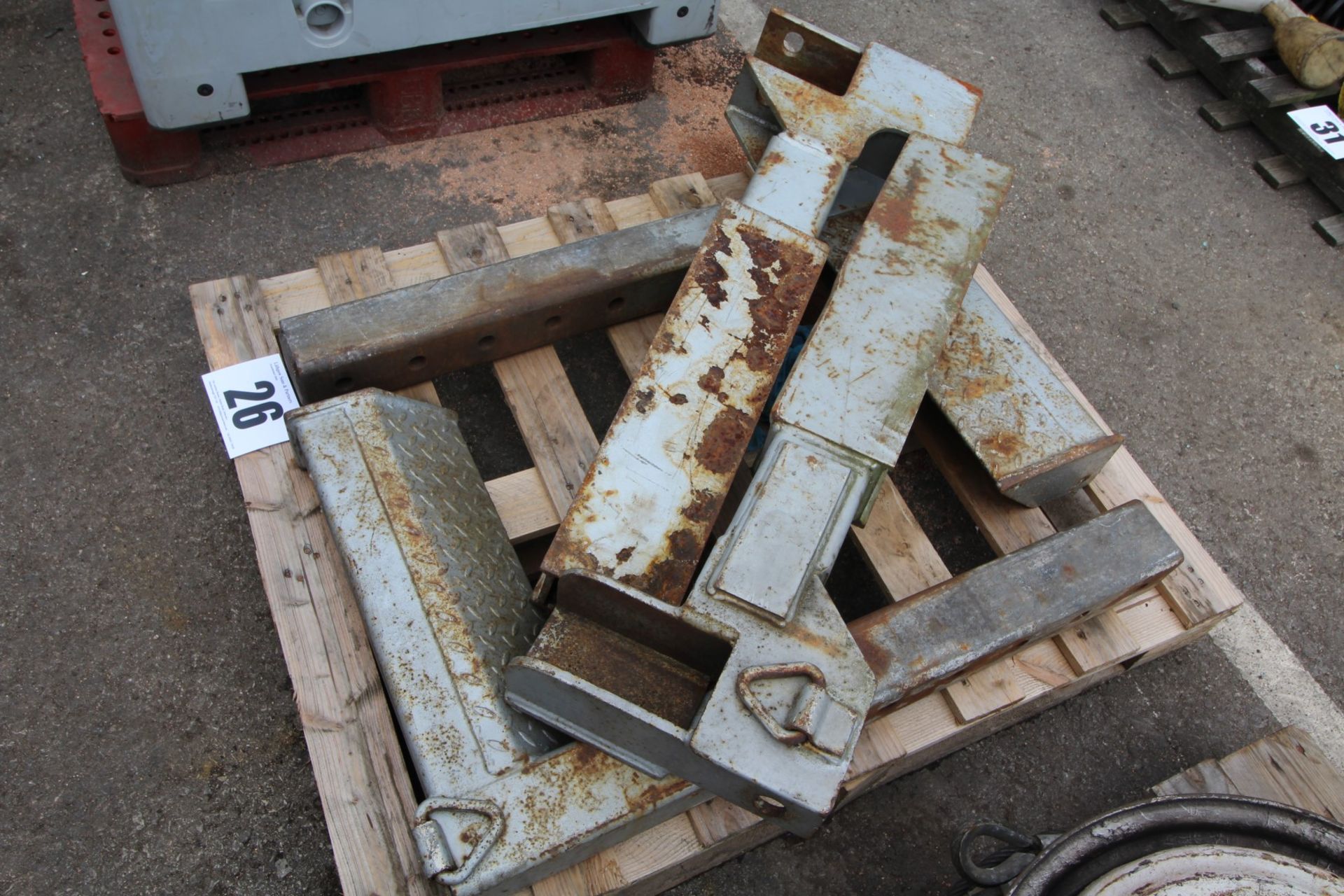 CONTENTS ON PALLET OF OUTRIGGER LEGS
