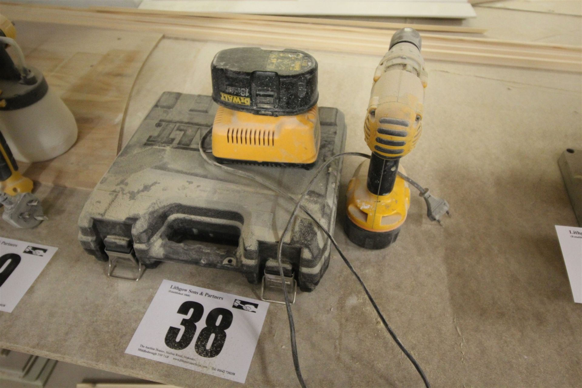 DEWALT CORDLESS DRILL COMPRISING DRILL, 2 BATTERIES, CHARGER & CARRY BOX