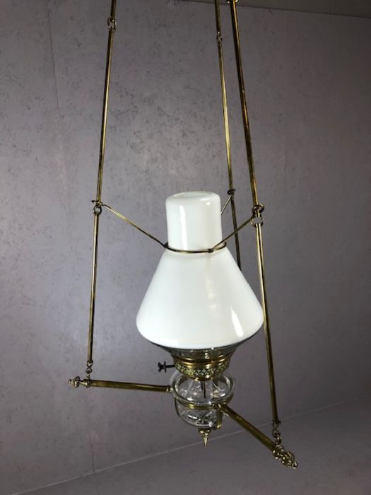 Hanging oil lamp with a combination of clear and white opalescent glass, suspended in a brass - Image 2 of 11