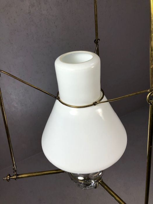 Hanging oil lamp with a combination of clear and white opalescent glass, suspended in a brass - Image 8 of 11