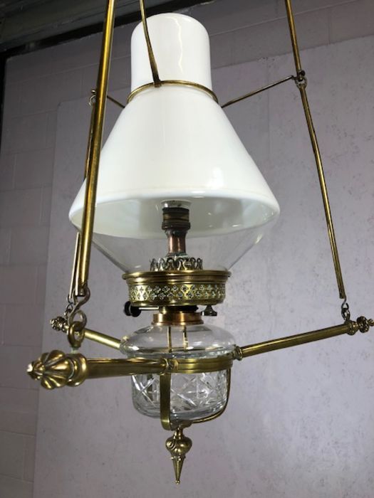 Hanging oil lamp with a combination of clear and white opalescent glass, suspended in a brass - Image 6 of 11