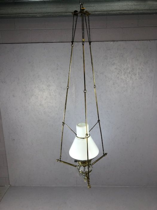 Hanging oil lamp with a combination of clear and white opalescent glass, suspended in a brass - Image 5 of 11