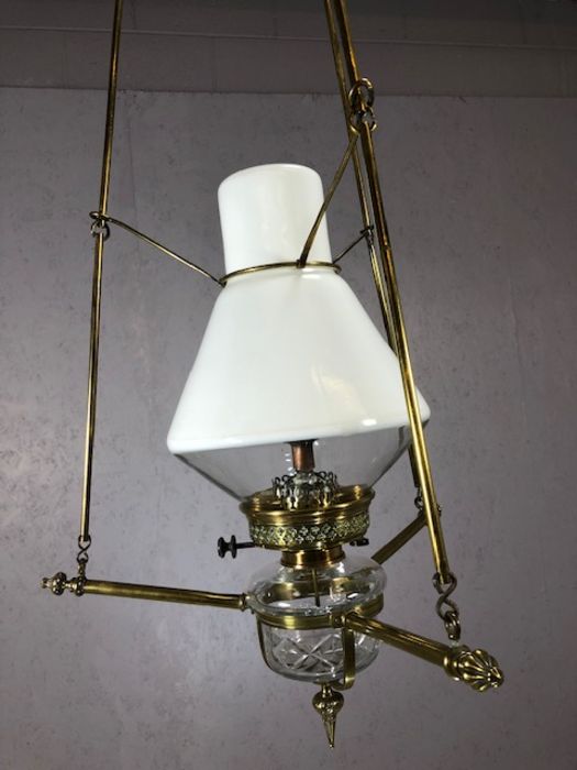 Hanging oil lamp with a combination of clear and white opalescent glass, suspended in a brass - Image 3 of 11