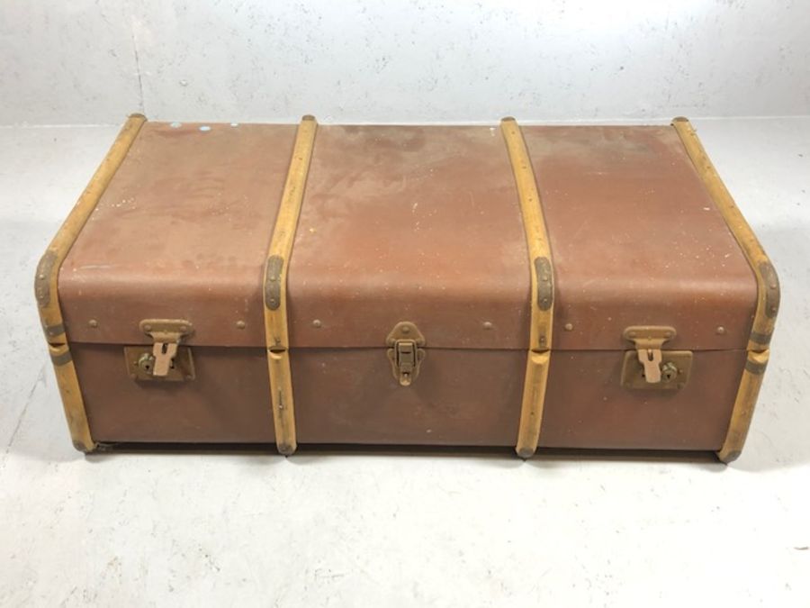 Vintage travel trunk, approx 90cm x 50cm x 32cm tall