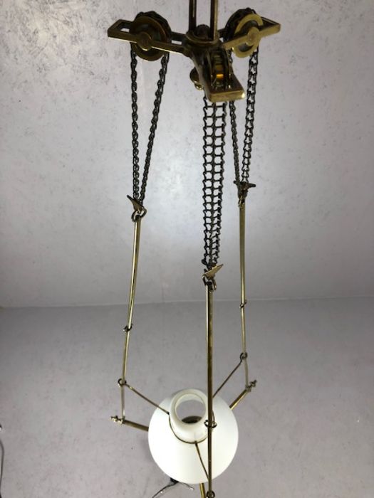 Hanging oil lamp with a combination of clear and white opalescent glass, suspended in a brass - Image 9 of 11