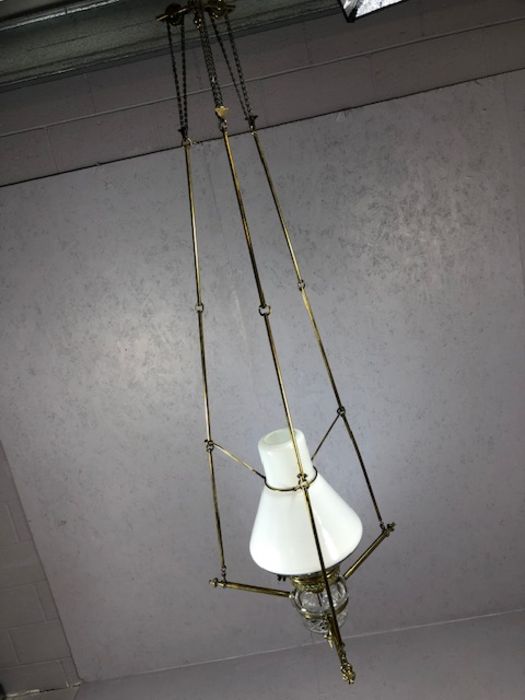 Hanging oil lamp with a combination of clear and white opalescent glass, suspended in a brass - Image 4 of 11