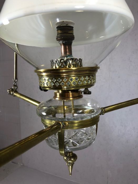 Hanging oil lamp with a combination of clear and white opalescent glass, suspended in a brass - Image 7 of 11