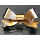 9ct Gold Brooch in the form of a Bow (total weight approx 2.5g & 3cm wide)
