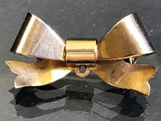 9ct Gold Brooch in the form of a Bow (total weight approx 2.5g & 3cm wide)