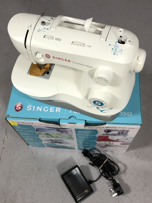 Modern Singer 3342 Fashion Mate sewing machine, in box with instructions - Image 3 of 3