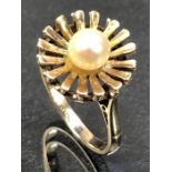 9ct Starburst ring set with a central Pearl approx size 'N' & 3.45g