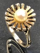 9ct Starburst ring set with a central Pearl approx size 'N' & 3.45g