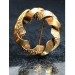 9ct Gold twisted circular for Brooch (approx 3.7g & 31mm in diameter)