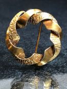 9ct Gold twisted circular for Brooch (approx 3.7g & 31mm in diameter)