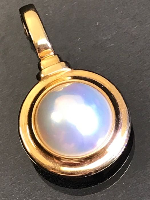 Large Pearl Pendant set in 18ct Gold with large pearl earrings set in 9ct Gold, pendant approx - Image 10 of 13