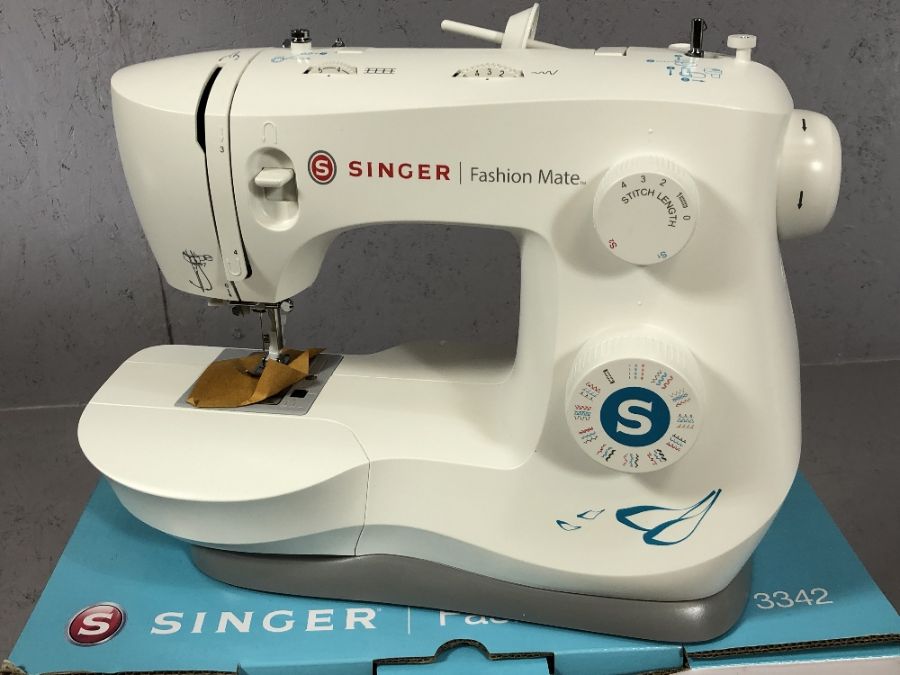 Modern Singer 3342 Fashion Mate sewing machine, in box with instructions - Image 2 of 3