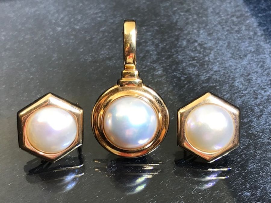 Large Pearl Pendant set in 18ct Gold with large pearl earrings set in 9ct Gold, pendant approx - Image 3 of 13