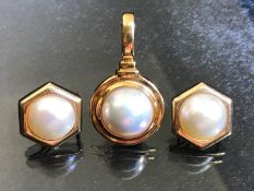 Large Pearl Pendant set in 18ct Gold with large pearl earrings set in 9ct Gold, pendant approx