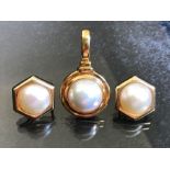 Large Pearl Pendant set in 18ct Gold with large pearl earrings set in 9ct Gold, pendant approx