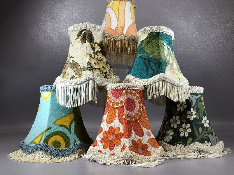 Six retro lamp shades in varying vintage fabrics, each approx 14cm in diameter - Image 2 of 3