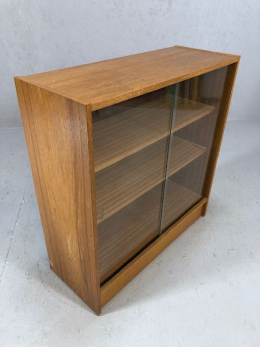 Mid Century bookcase with glass sliding doors and two shelves, approx 75cm x 30cm x 79cm - Image 3 of 4