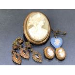 Collection of Vintage Gold coloured Jewellery to include earrings and Brooches