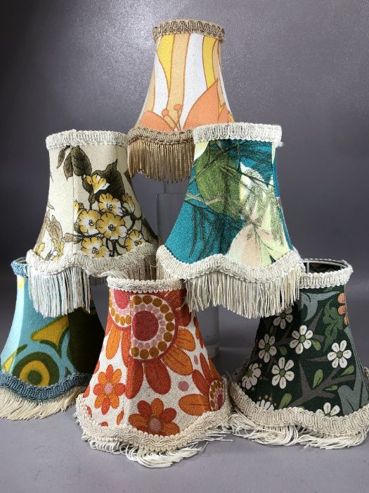 Six retro lamp shades in varying vintage fabrics, each approx 14cm in diameter - Image 3 of 3