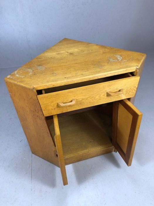 Mid Century corner unit with single drawer and cupboard under, approx 100cm wide x 64cm deep x - Image 3 of 5