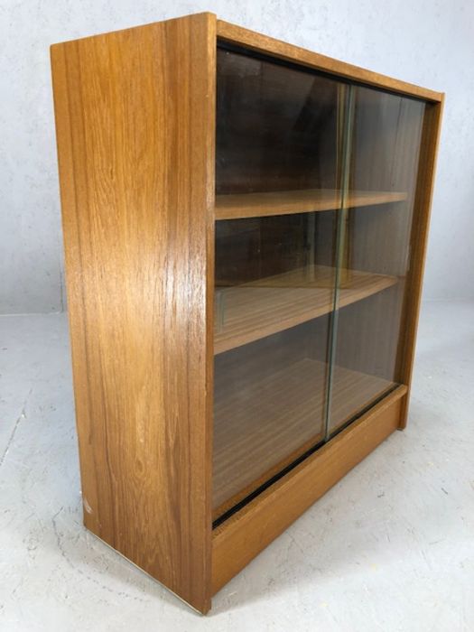 Mid Century bookcase with glass sliding doors and two shelves, approx 75cm x 30cm x 79cm - Image 4 of 4