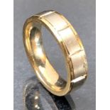 9ct Gold two tone checked design Gold ring size approx 'P' & 6.6g