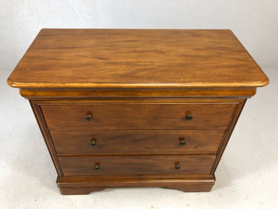 Modern chest of three drawers by maker Willis & Gambier, approx 49cm x 102cm x 89cm tall - Image 2 of 6