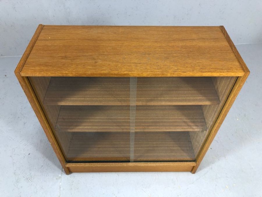 Mid Century bookcase with glass sliding doors and two shelves, approx 75cm x 30cm x 79cm - Image 2 of 4