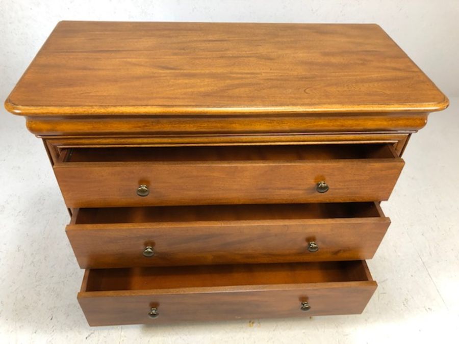 Modern chest of three drawers by maker Willis & Gambier, approx 49cm x 102cm x 89cm tall - Image 3 of 6