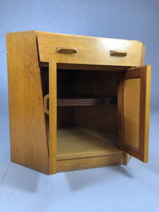 Mid Century corner unit with single drawer and cupboard under, approx 100cm wide x 64cm deep x - Image 4 of 5
