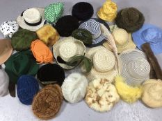 Vintage clothing / textiles: a good collection of vintage hats to include pill box hats (green