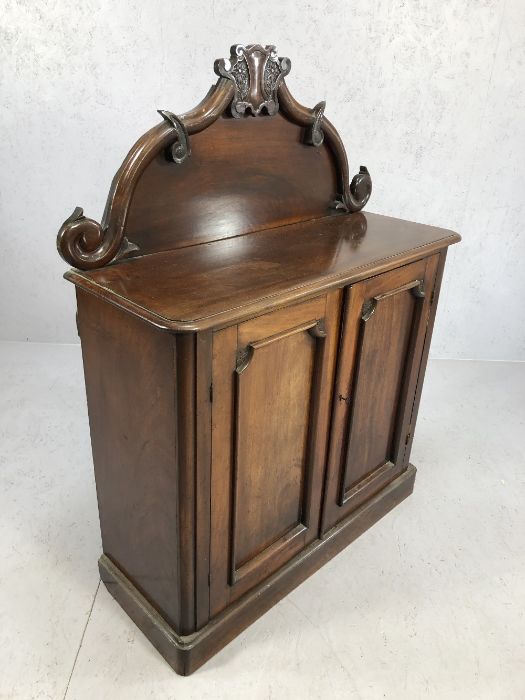 Mahogany buffet with carved wood upstand and cupboards below - Image 4 of 5