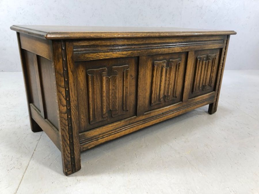 Oak coffer with linen fold design, approx 107cm x 46cm x 50cm tall - Image 5 of 5