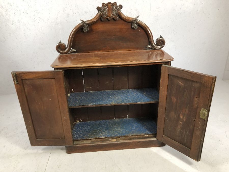 Mahogany buffet with carved wood upstand and cupboards below - Image 3 of 5