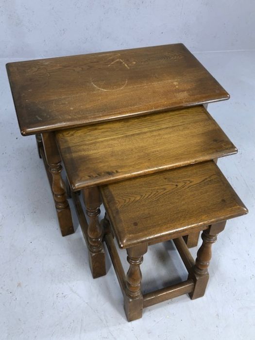 Oak coffee table and nest of three tables, coffee table approx 91cm x 47cm x 47cm - Image 5 of 6