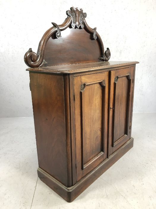 Mahogany buffet with carved wood upstand and cupboards below - Image 5 of 5