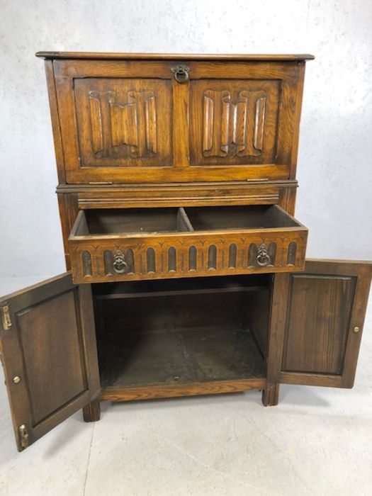 Oak linen fold drinks cabinet with mirrored interior and drawer and cupboards below, lemon - Image 3 of 3