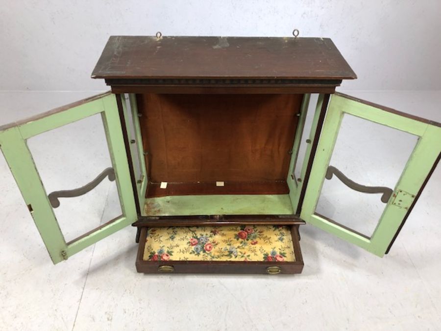 Mahogany display cabinet with glass doors, drawer under, with brass furniture and original key (no - Image 4 of 7
