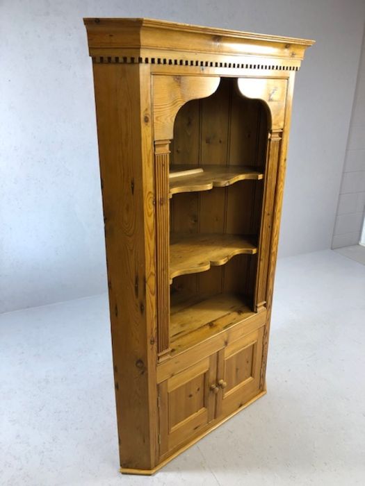 Pine corner unit with two shelves and cupboard under, approx 108cm wide x 182cm tall - Image 4 of 4