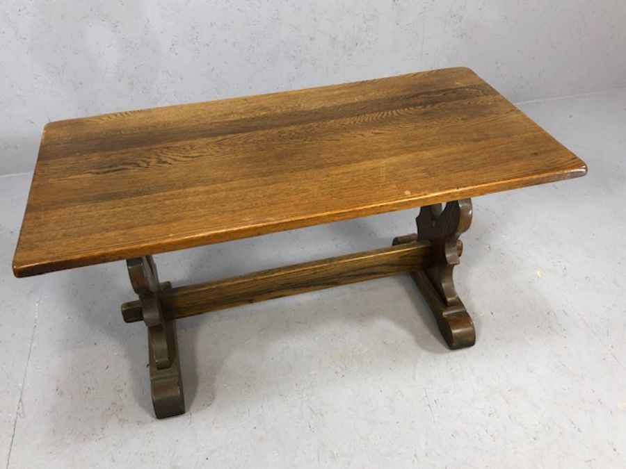 Oak coffee table and nest of three tables, coffee table approx 91cm x 47cm x 47cm - Image 2 of 6