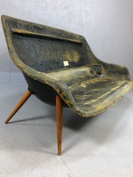 Mid Century two seater sofa by Lurashell on wooden tapering legs and fibreglass seat, AF without - Image 5 of 5