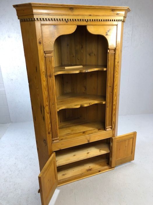 Pine corner unit with two shelves and cupboard under, approx 108cm wide x 182cm tall - Image 3 of 4