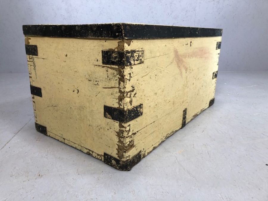 Metal bound white painted vintage trunk, approx 87cm x 52cm x 44cm - Image 5 of 5