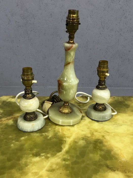 Marble-topped coffee table on wooden frame with a collection of marble dressing table items - Image 3 of 5